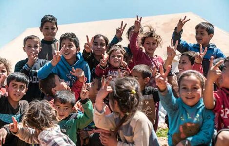 Niños Sirios saludando al personal de Islamic Relief