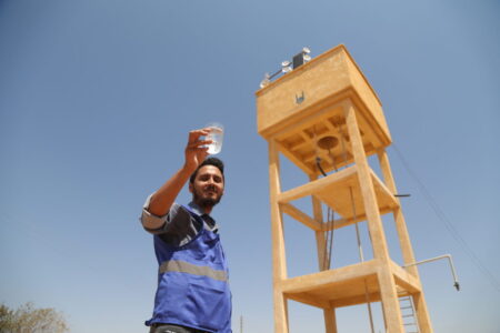Trabajador de Islamic Relief en un proyecto de agua limpia