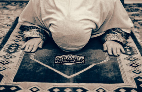 Mujer rezando en la mezquita