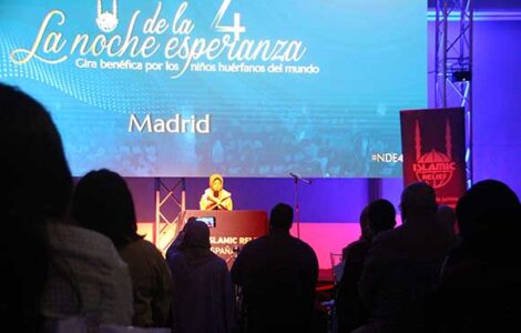 Niña recitando el Corán en la noche de la esperanza 4