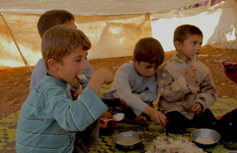 Niños comiendo en una tienda de campaña