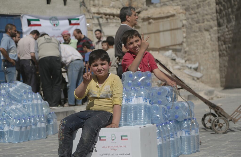 Niños recibiendo un paquete de alimentos