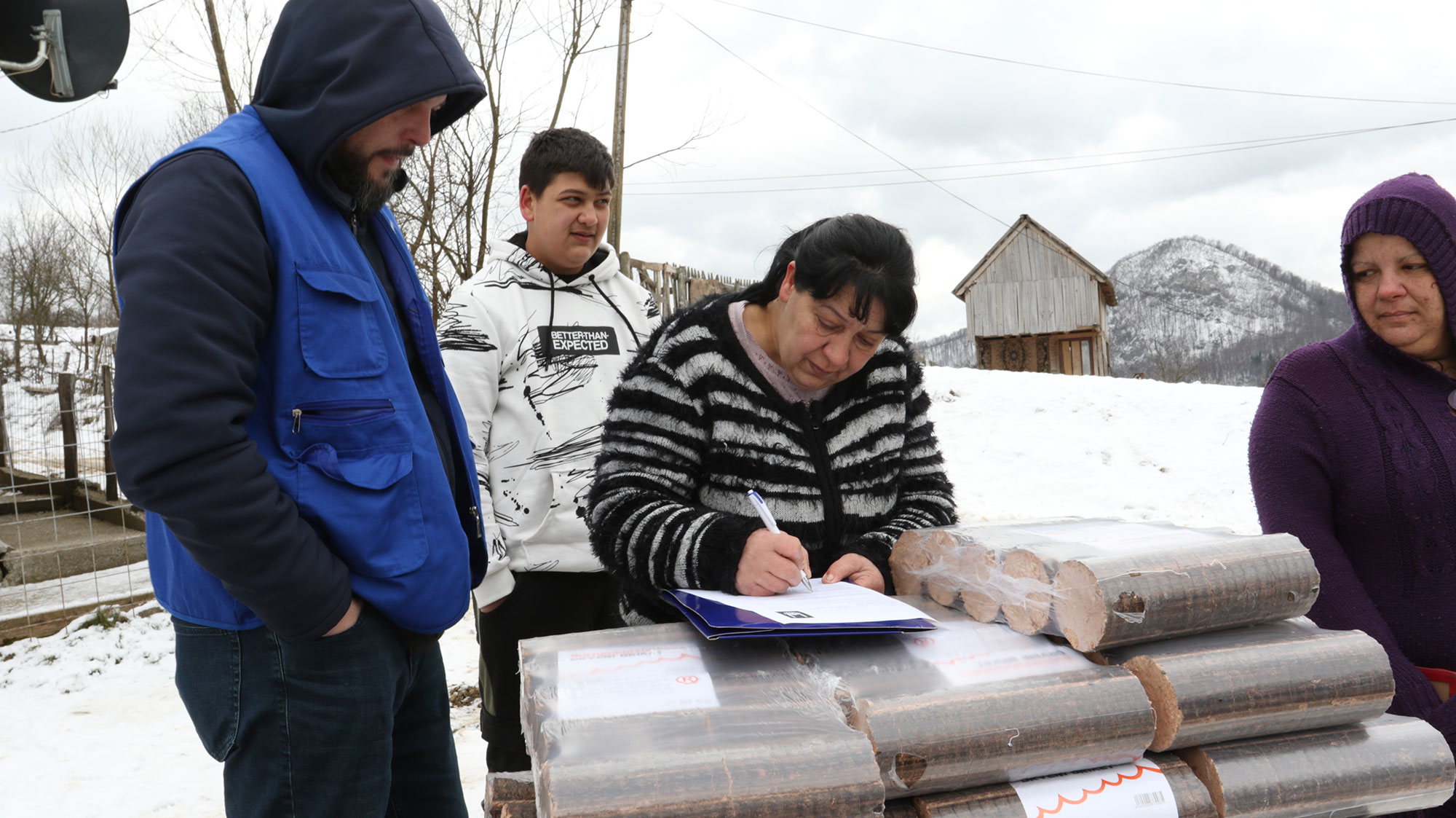 La familia de Mevlida recibiendo kits de invierno