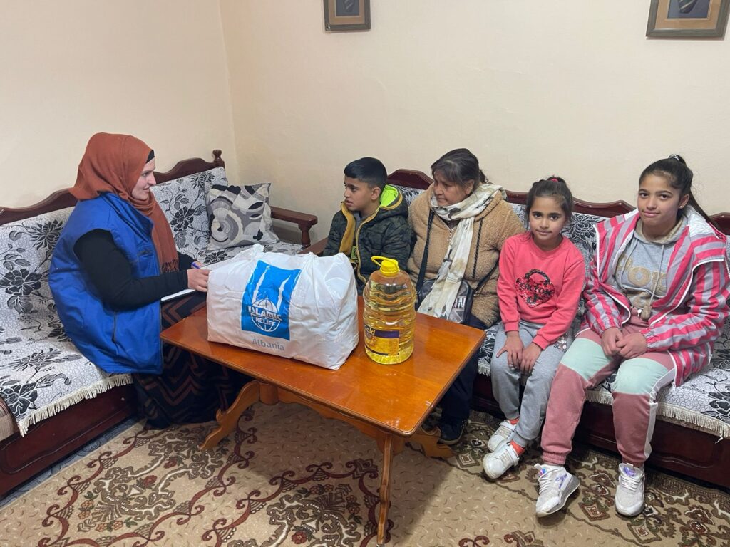 Trabajador humanitaria de Islamic Relief repartiendo ayuda de invierno a la familia de Valbona