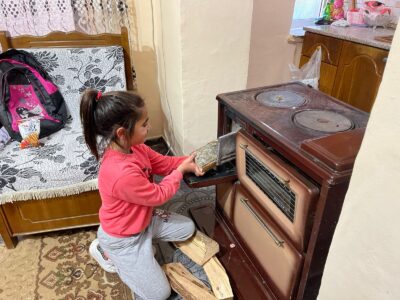 La hija de Valbona poniendo leña en el horno
