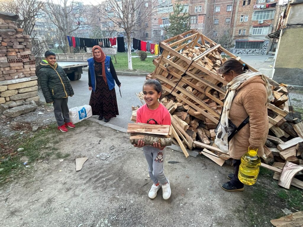 Valbona y sus hijos recogiendo leña