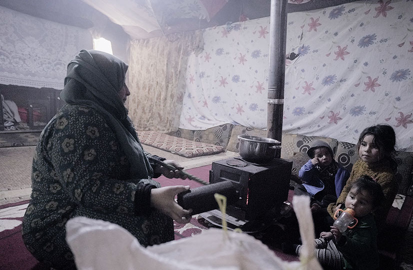 Familia desplazada refugiándosela del frío