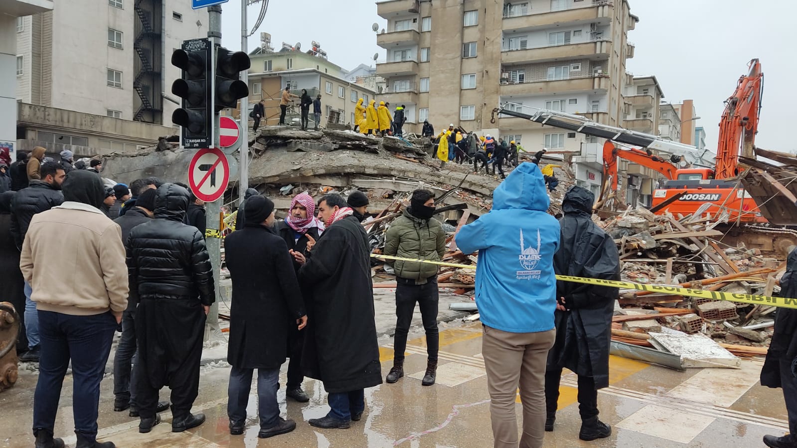 Trabajador humanitario evaluando los daños por el terremoto en Turquía