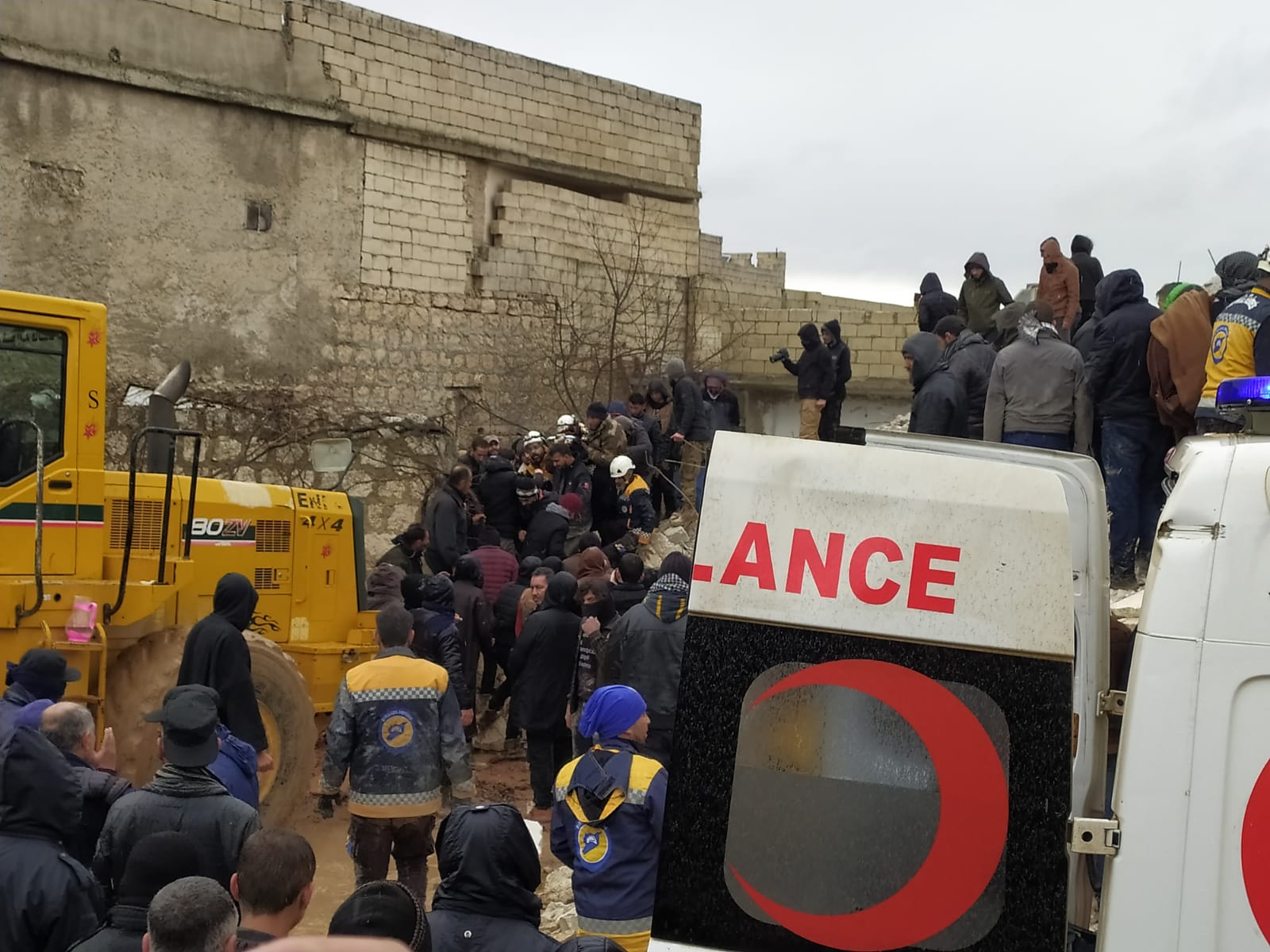 Ambulancia en Siria asistiendo a los afectados por el terremoto en Turquía