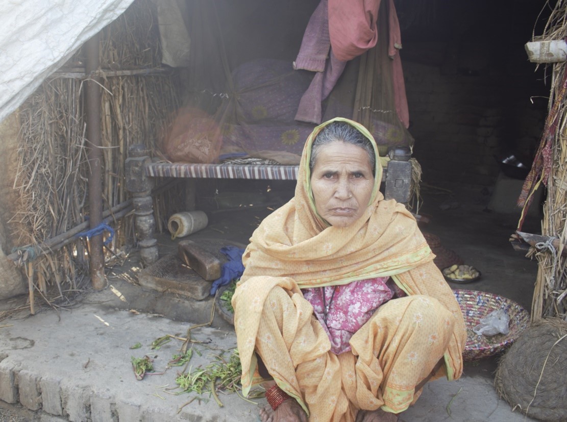 Suggani Nesha sentada frente a su refugio