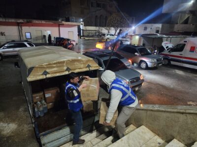 Trabajadores humanitarios repartiendo material sanitario.