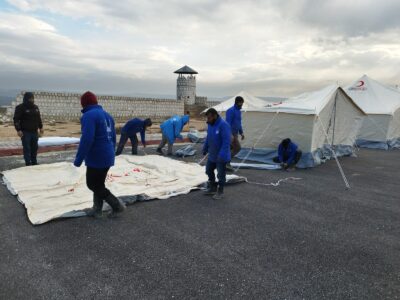 Trabajadores humanitarios montando tiendas de campaña para su refugio.