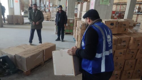 Trabajadores humanitarios preparando material sanitario.