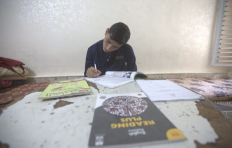Aunque sueño con completar mi educación, lo que más me preocupa es que cuando me gradúe de la universidad, no podré encontrar una oportunidad de trabajo que me ayude a mejorar la condición de mi familia y ayudar a construir mi futuro. Temo que me tendré que quedar en casa como miles de otros graduados en este momento"
